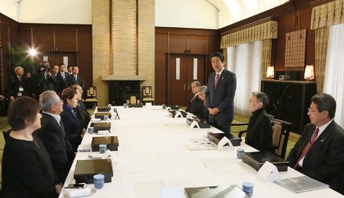 Photograph of the Prime Minister holding the meeting (2)