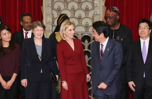 Photograph of the Prime Minister attending a commemorative photograph session (2)