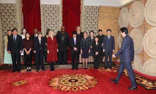 Photograph of the Prime Minister attending a commemorative photograph session (3)