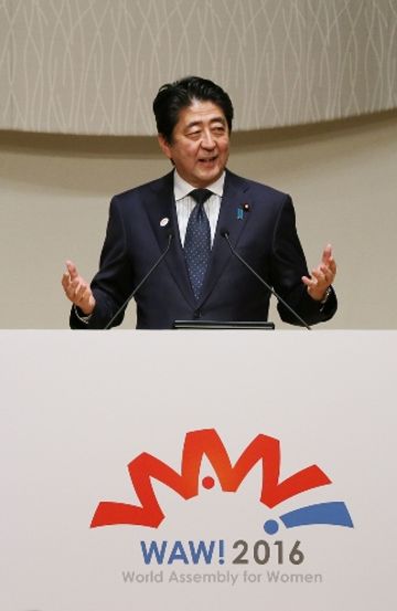 Photograph of the Prime Minister delivering a speech (2)