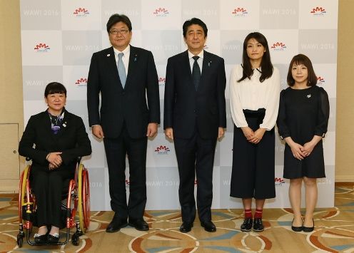 Photograph of the Prime Minister attending a commemorative photograph session with female Olympic and Paralympic Games athletes (1)