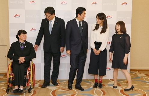 Photograph of the Prime Minister attending a commemorative photograph session with female Olympic and Paralympic Games athletes (2)