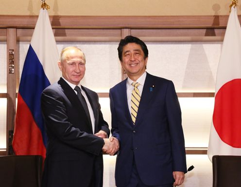 Photograph of the leaders shaking hands (1)