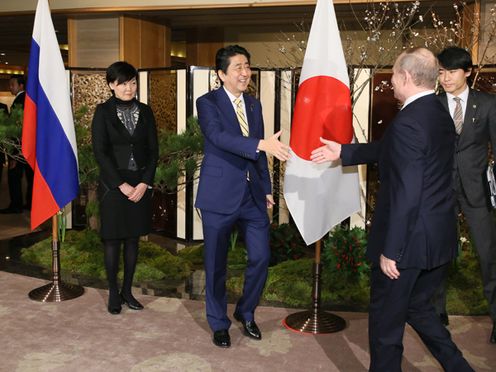 Photograph of Prime Minister Abe and Mrs. Abe welcoming President Putin of Russia (1)