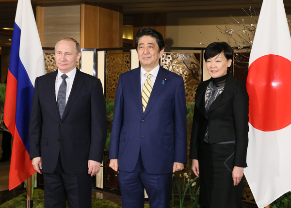 Photograph of Prime Minister Abe and Mrs. Abe welcoming President Putin of Russia (2)