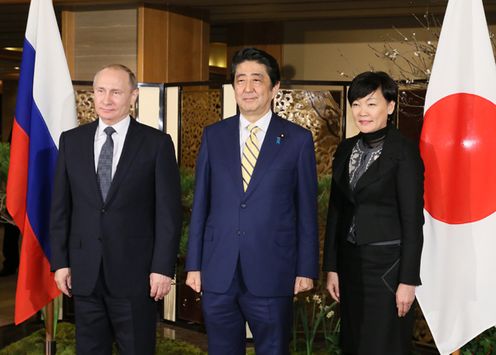 Photograph of Prime Minister Abe and Mrs. Abe welcoming President Putin of Russia (2)