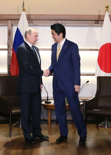 Photograph of the leaders shaking hands (2)