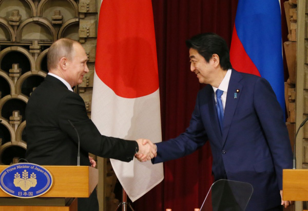Photograph of the leaders shaking hands at the Japan-Russia joint press conference