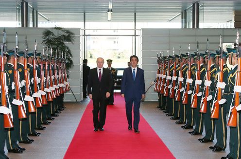 Photograph of the guard of honor ceremony