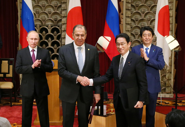 Photograph of the leaders attending the exchange of documents (1)