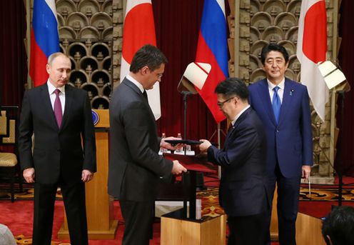 Photograph of the leaders attending the exchange of documents (3)