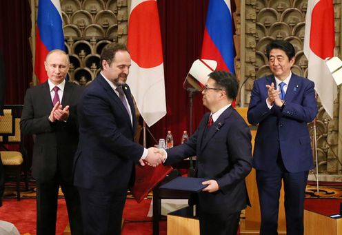 Photograph of the leaders attending the exchange of documents (4)