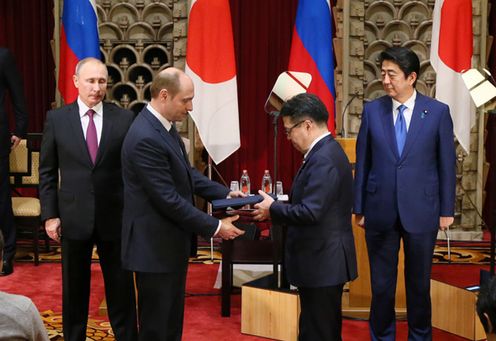 Photograph of the leaders attending the exchange of documents (5)