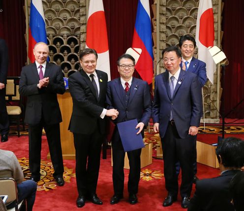 Photograph of the leaders attending the exchange of documents (6)