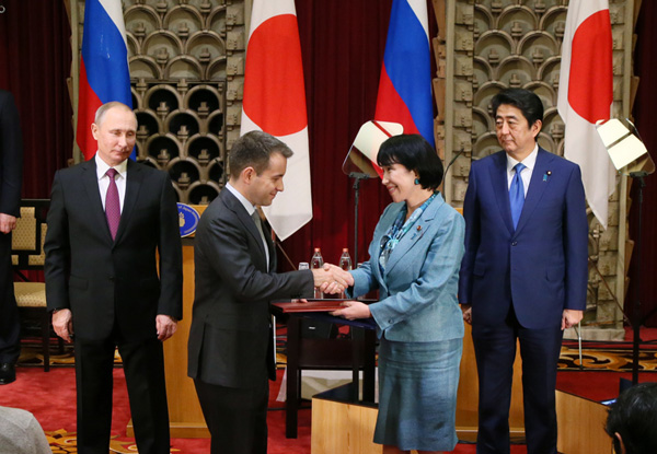 Photograph of the leaders attending the exchange of documents (7)