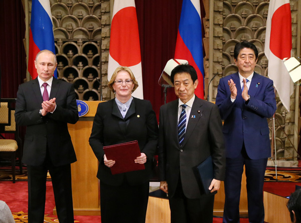 Photograph of the leaders attending the exchange of documents (8)