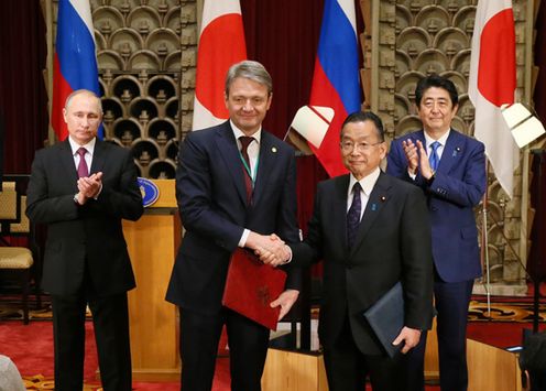 Photograph of the leaders attending the exchange of documents (9)