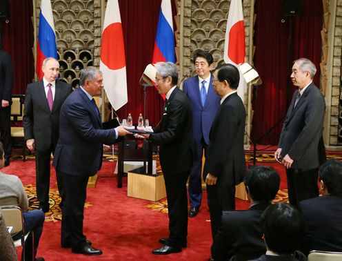 Photograph of the leaders attending the exchange of documents (11)