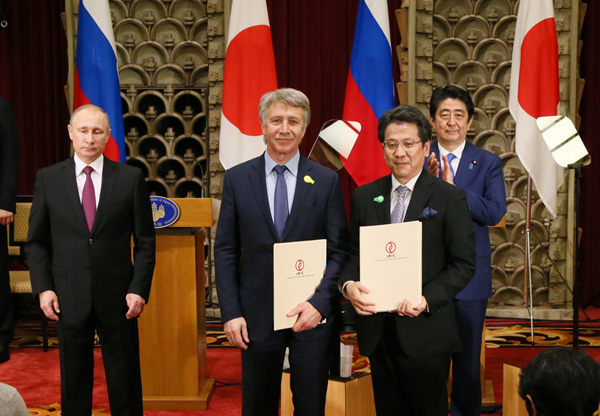 Photograph of the leaders attending the exchange of documents (12)