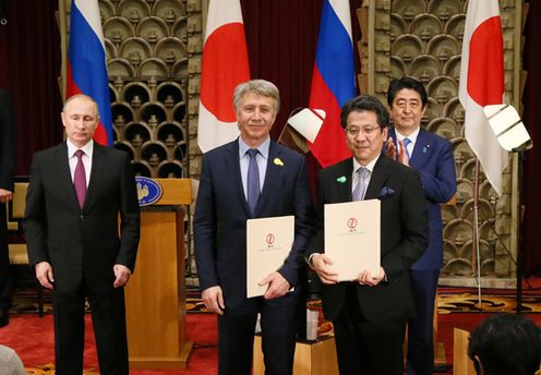 Photograph of the leaders attending the exchange of documents (12)