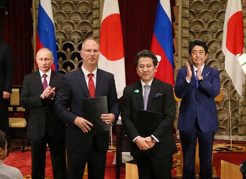 Photograph of the leaders attending the exchange of documents (13)