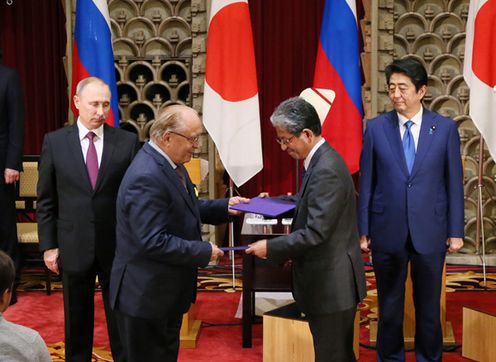 Photograph of the leaders attending the exchange of documents (14)