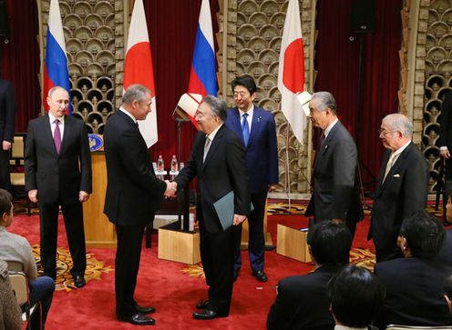 Photograph of the leaders attending the exchange of documents (15)