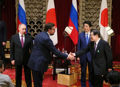 Photograph of the leaders attending the exchange of documents (16)