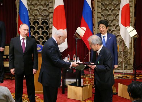 Photograph of the leaders attending the exchange of documents (17)