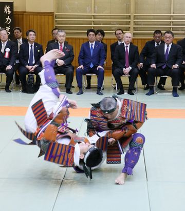 Photograph of the leaders visiting the Kodokan Judo Institute (1)