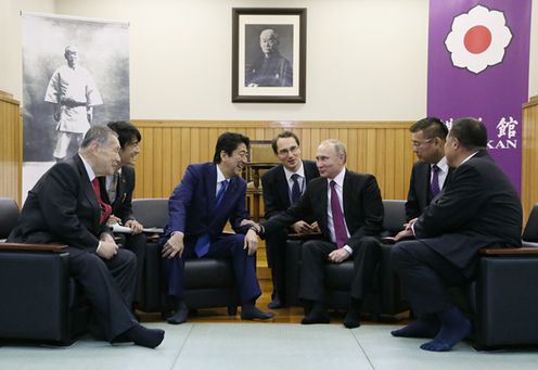 Photograph of the leaders visiting the Kodokan Judo Institute (2)