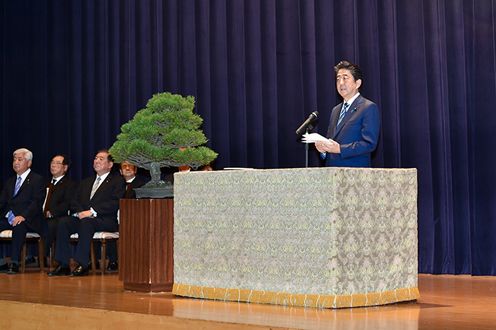 Photograph of the Prime Minister delivering an address (1)