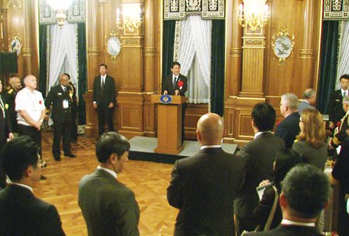 Photograph of the Prime Minister delivering an address (2)