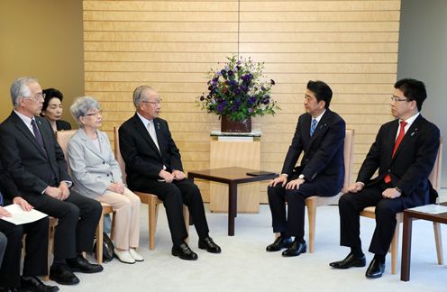 Photograph of the Prime Minister holding the meeting