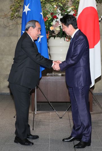 Photograph of the Prime Minister welcoming the President of Micronesia