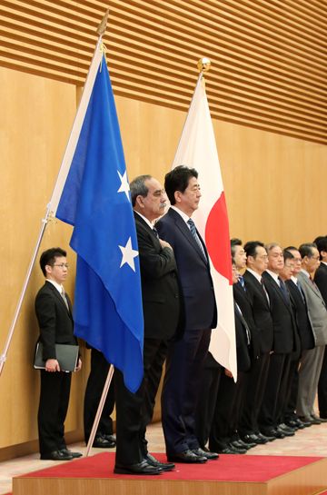 Photograph of the salute and the guard of honor ceremony (1)