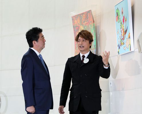 Photograph of the Prime Minister viewing works of art (1)