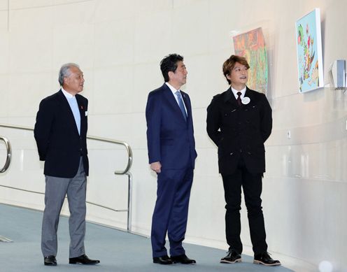 Photograph of the Prime Minister viewing works of art (2)