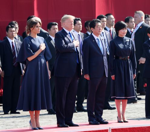 Photograph of the salute and the guard of honor ceremony (2)