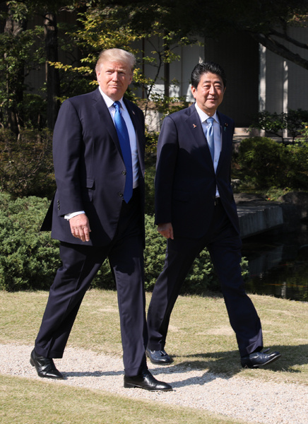 Photograph of the leaders walking around Akasaka Palace State Guest House (1)