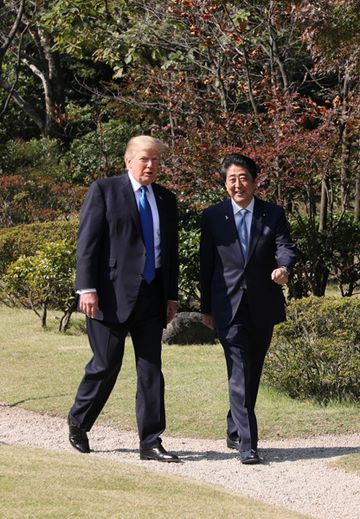 Photograph of the leaders walking around Akasaka Palace State Guest House (2)