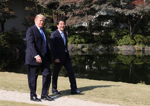 Photograph of the leaders walking around Akasaka Palace State Guest House (3)
