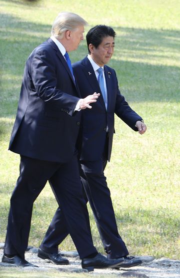 Photograph of the leaders walking around Akasaka Palace State Guest House (4)