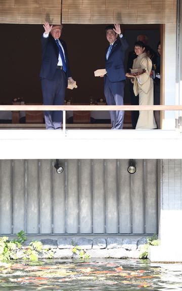 Photograph of the leaders feeding the carp at an Akasaka Palace State Guest House pond (1)