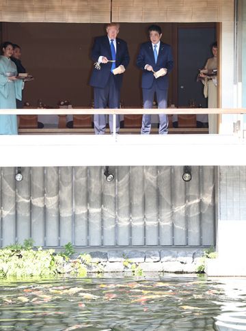 Photograph of the leaders feeding the carp at an Akasaka Palace State Guest House pond (2)