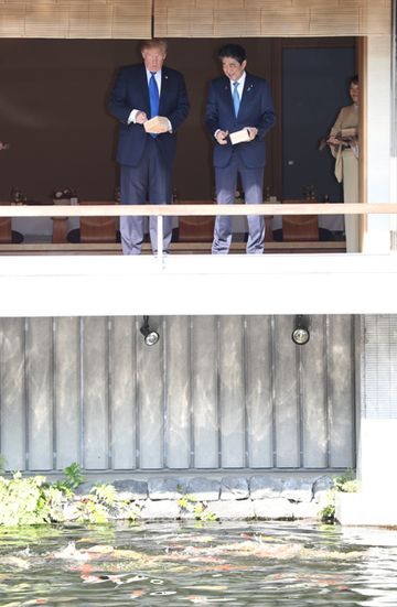 Photograph of the leaders feeding the carp at an Akasaka Palace State Guest House pond (3)