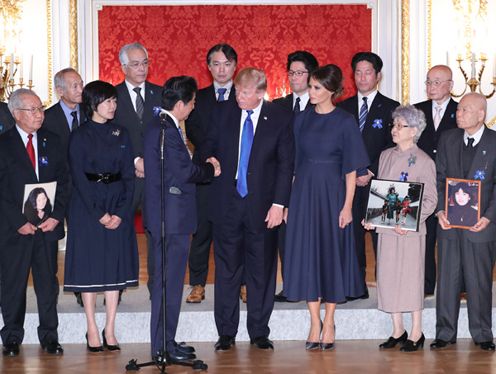 Photograph of the leaders shaking hands