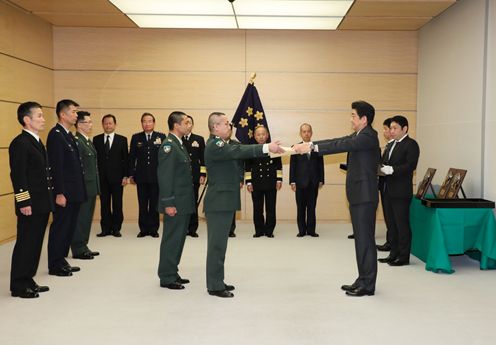 Photograph of the Prime Minister presenting a certificate of award (1)