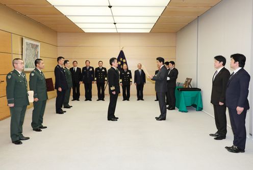 Photograph of the Prime Minister presenting a certificate of award (2)