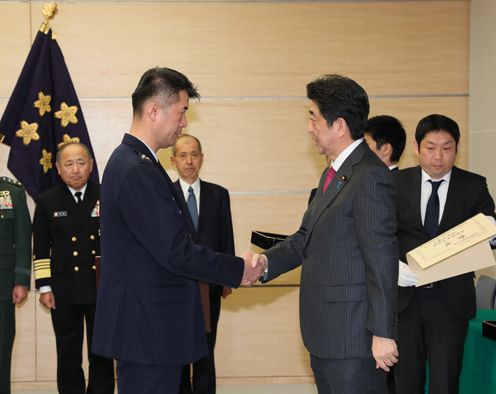 Photograph of the Prime Minister presenting a certificate of award (3)